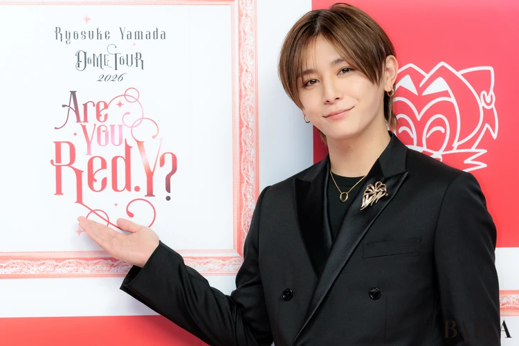 ツアータイトルを紹介しながら微笑む山田涼介さん