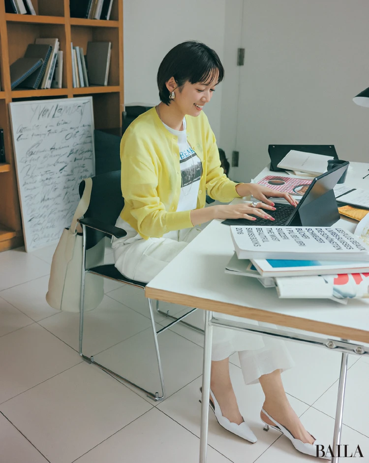 《Day9》デザインチームとオンラインでMTG。顔映えする白×イエローでハツラツと。パンツもウエストゴムだから快適♪