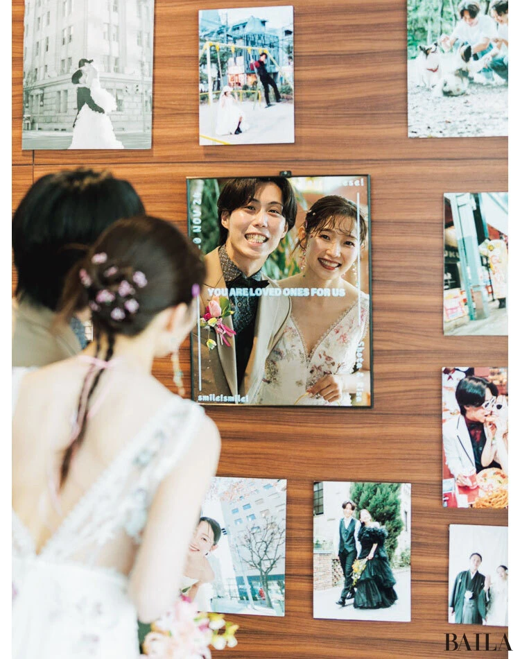 パネルの中に鏡を置いて、ゲストが写ることで完成するフォトウォールに。(落合梨紗さん・30歳・建築設計)