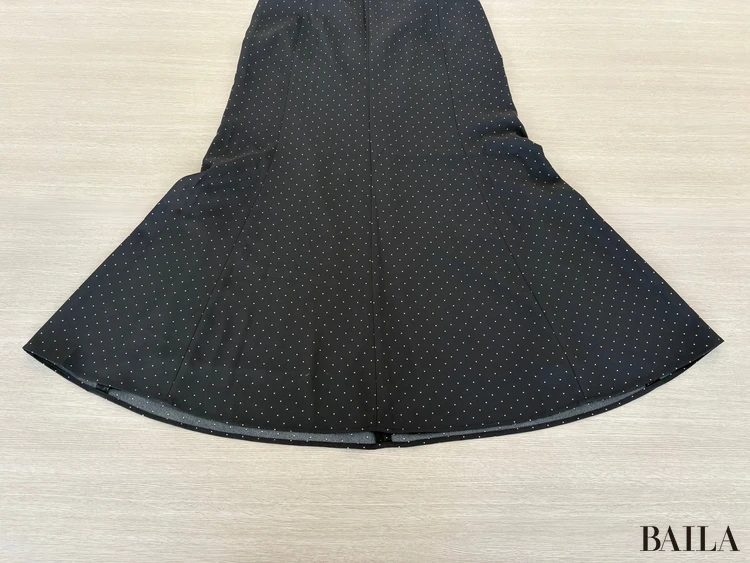 カーブがかった裾