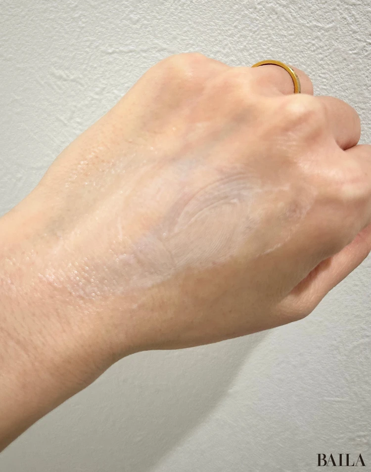ソフィーナ プリマヴィスタ 角層保水プライマーを手の甲に伸ばした写真