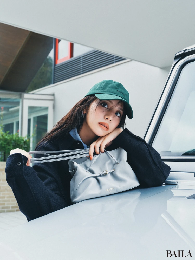 貴島明日香さんが持つ「PRADA（プラダ）」のバッグ「プラダ ダダ スモール」