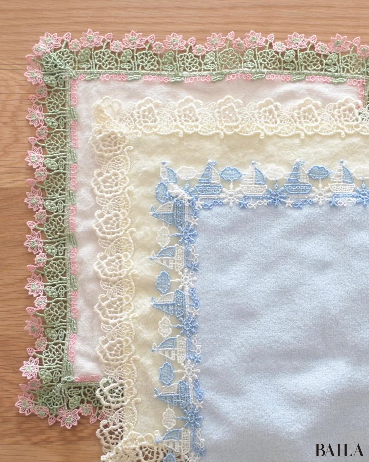 近沢レース店 3枚のハンカチを並べた様子