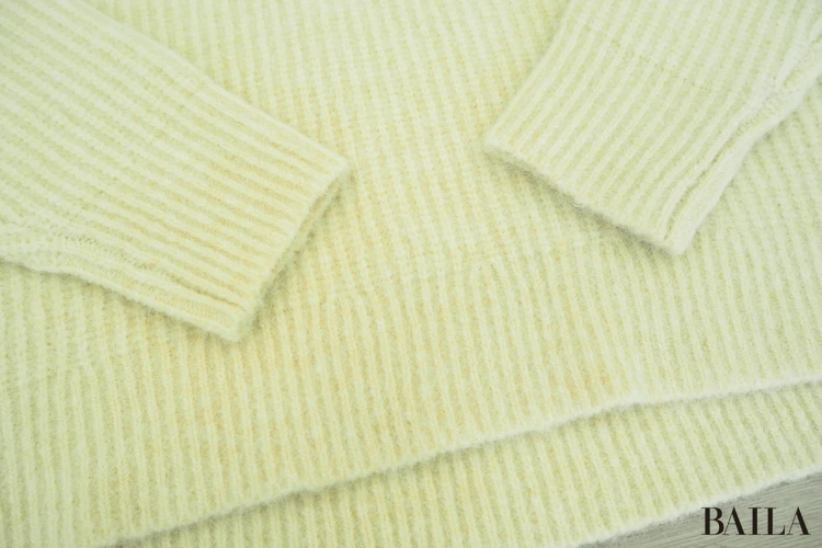 身長162cm ユニクロ フラッフィVネックセーター オフホワイト Mサイズ  正面 袖裾アップ