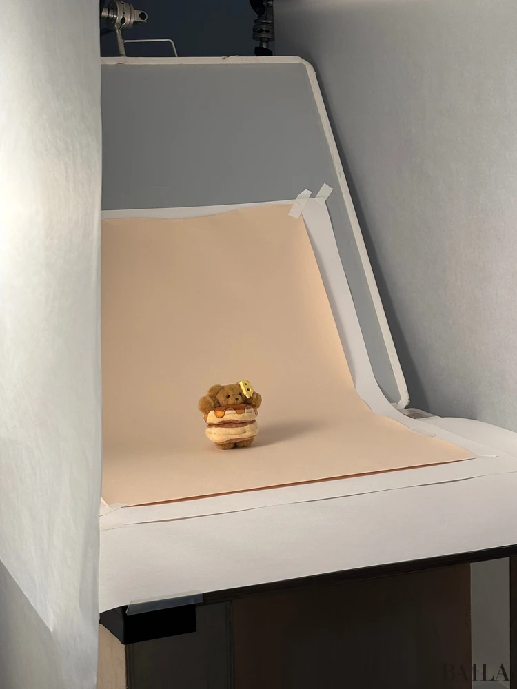 BAILA公式ぬいぐるみ　撮影中の様子