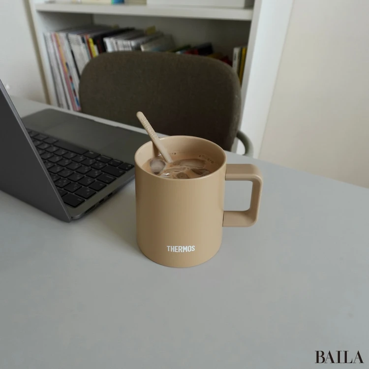 サーモスのステンレスマグに飲み物を注いだ様子