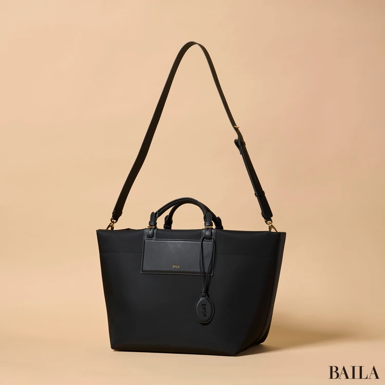 ロペ エポール　BOAT BAG Large　ショルダーストラップをつけた様子