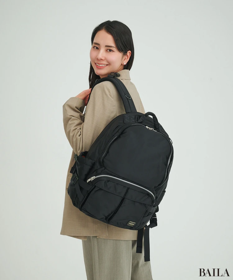 ポーター リュック 着用感 片方の肩にかけた様子