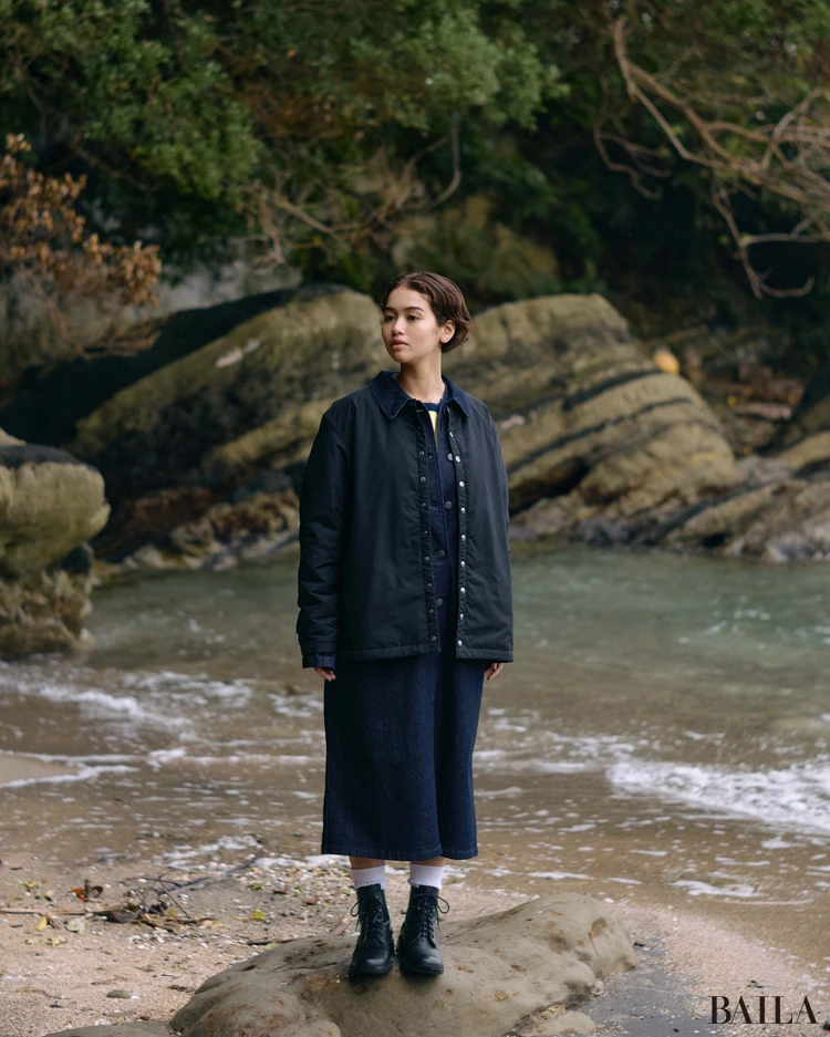 インナーはアニエスベーを象徴する「カーディガンプレッション」の意匠を踏襲