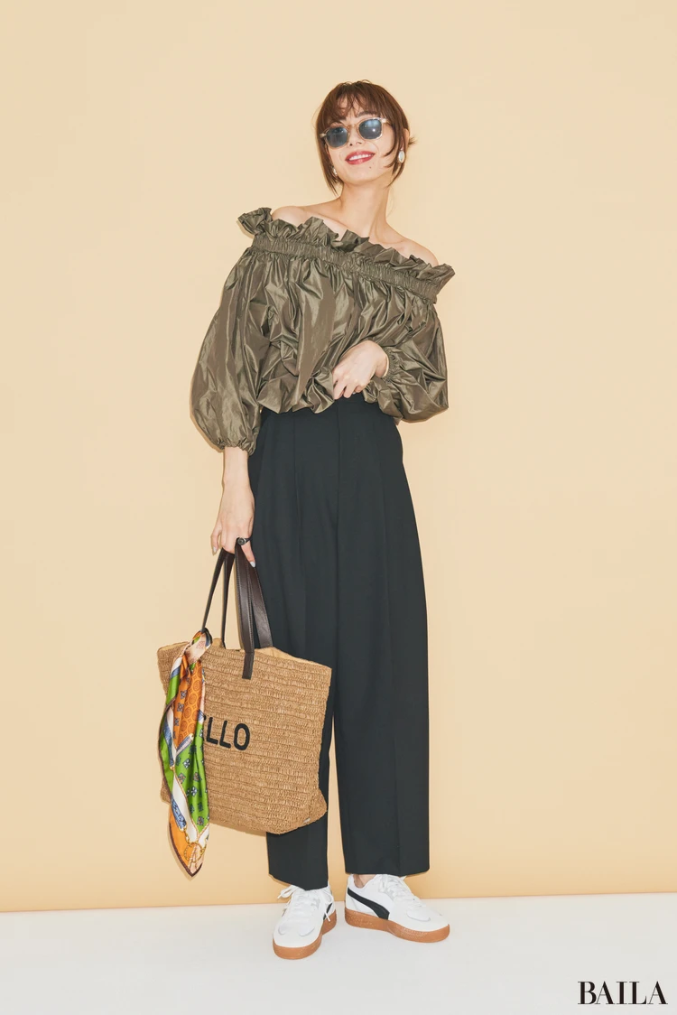 ほどよく攻めたコーデを上品スニーカーで受け止めて【BAILA今日のコーデ】