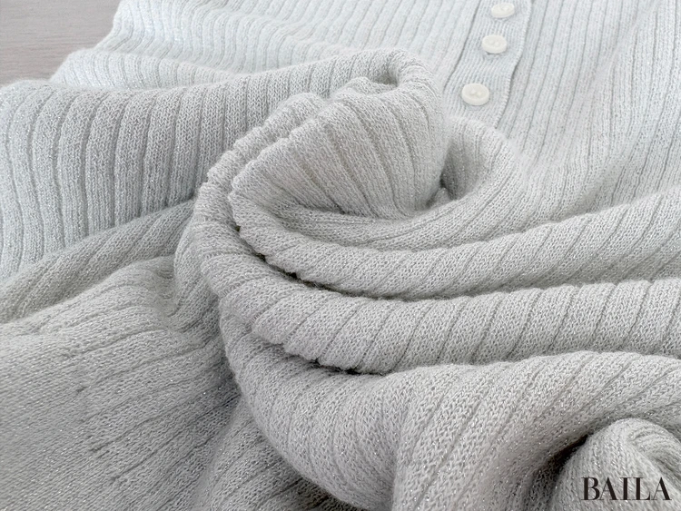 質感：リブ×二重仕立ての立体感、上質ニットの柔らかさ