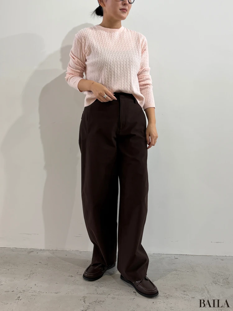 ミニケーブルクルーネックセーター（￥3990）、ジャージーバレルレッグジーンズ（￥3990）