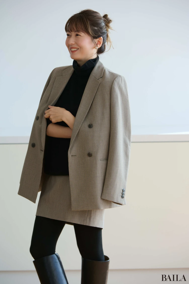 ユニクロの秋新作ダブルジャケットとスコートをセットアップで着用する真知さん