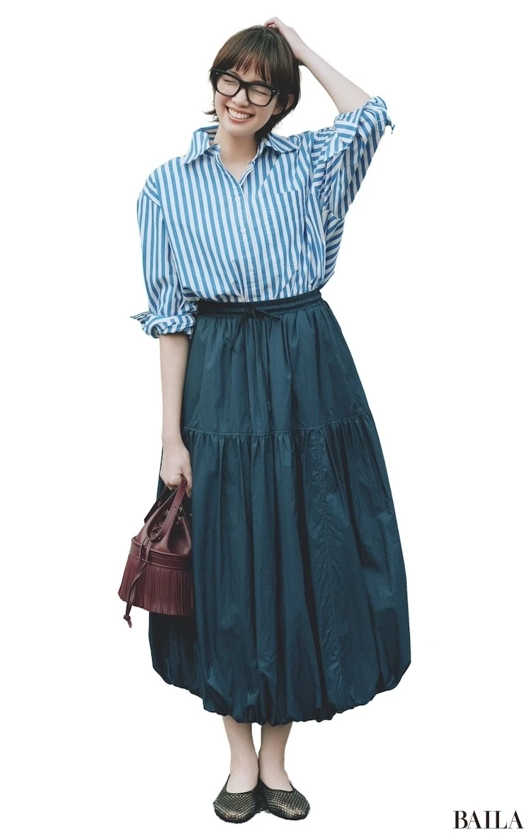 思いっきり映えるスカートもまじめ度MAXだから平常心