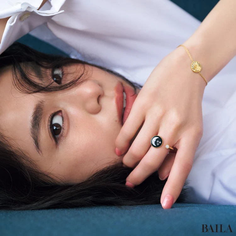 月と太陽が手もとを彩る。チャーミングなジュエリーと運命の出会い