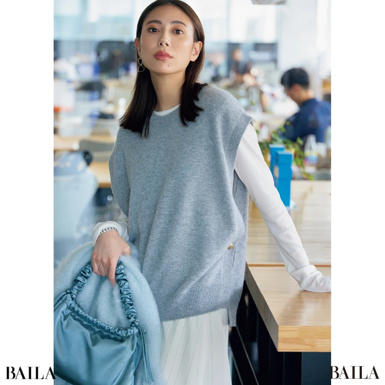 フレンチスリーブのような 女性らしい抜け感を生かして 淡め配色で優しいムードに