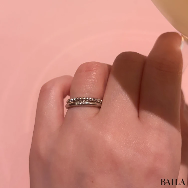 ヴァン クリーフ アーペルのペルレ ゴールドパール リング　着用の寄り写真