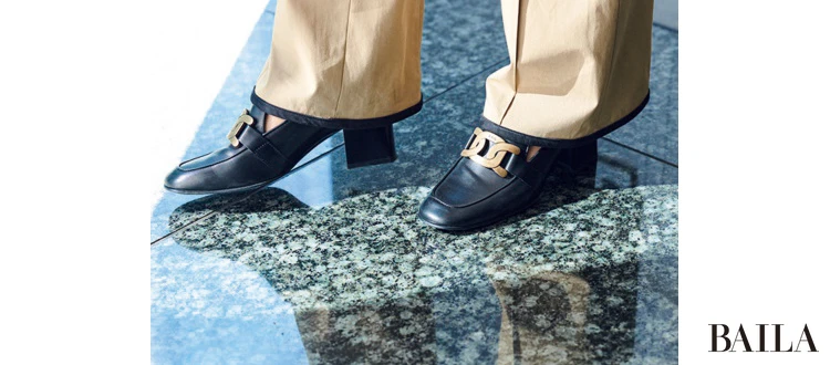 疲れにくいのに背すじを伸ばしてくれるブロックヒールが相棒