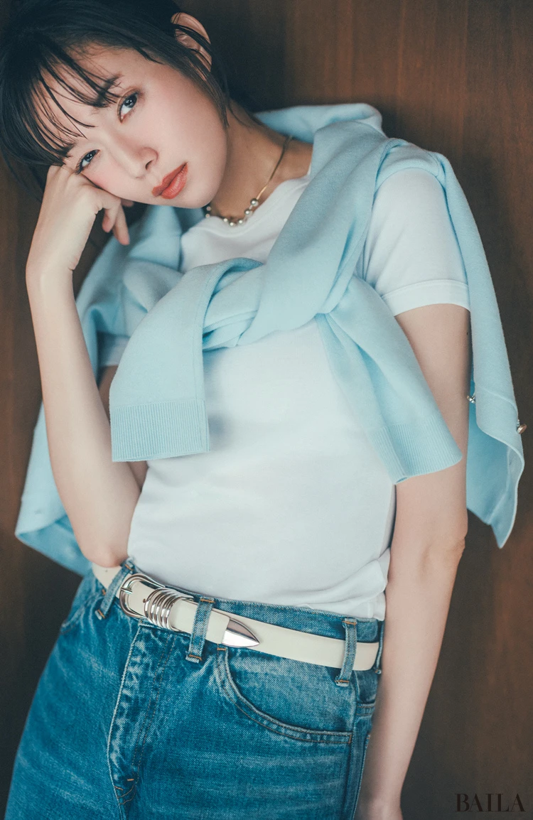 白Tシャツ　デニムコーデ　ベルト　佐藤栞里