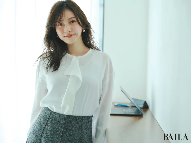 カーディガンを着ても脱いでも好印象なブラウス