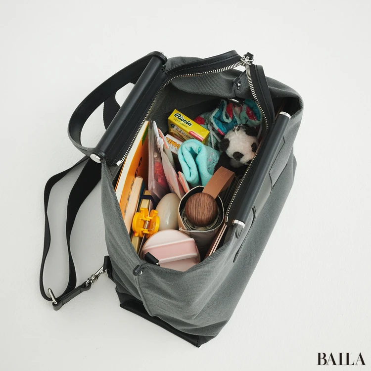 イアクッチ　リュック　収納力　通勤グッズをバッグに入れた様子