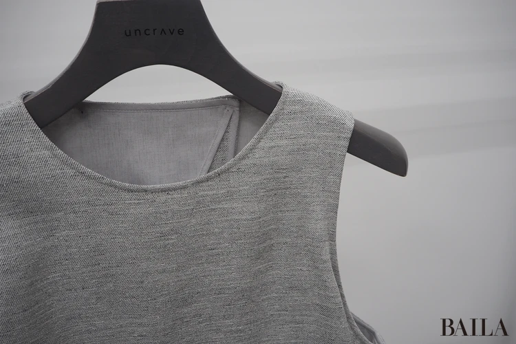 色み:奥行きを感じる、夏にぴったりの明るめのグレー