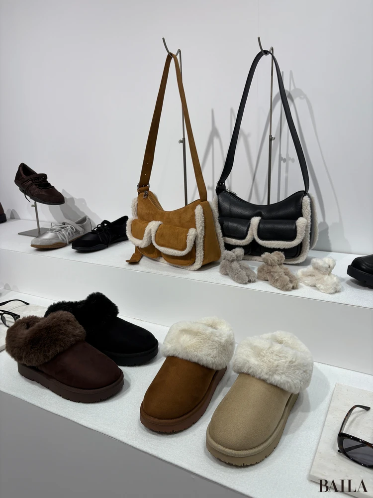 【GU(ジーユー)】2025年秋冬展示会!空港、オフィス、女子会…ニットからアウターまで、各シーンで使えるイマドキアイテムを試着レビューします!