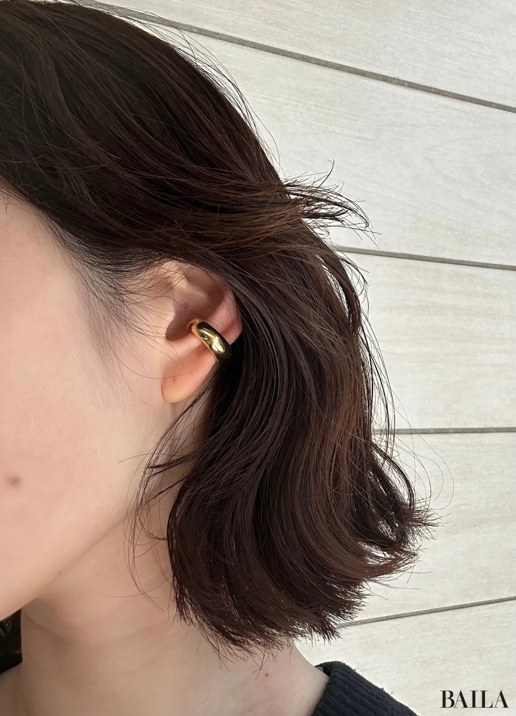 ボリュート ヴェルメイユ イヤーカフの着用画像