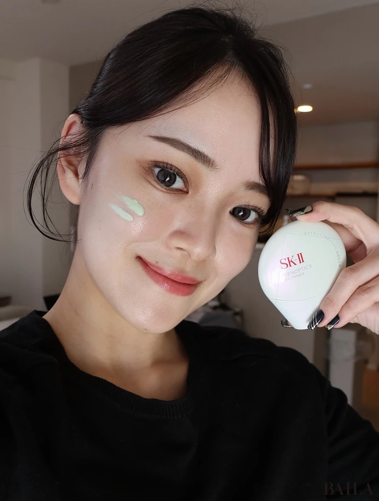 SK-Ⅱ ジェノプティクス CC プライマー ミントグリーンを頬に伸ばした写真