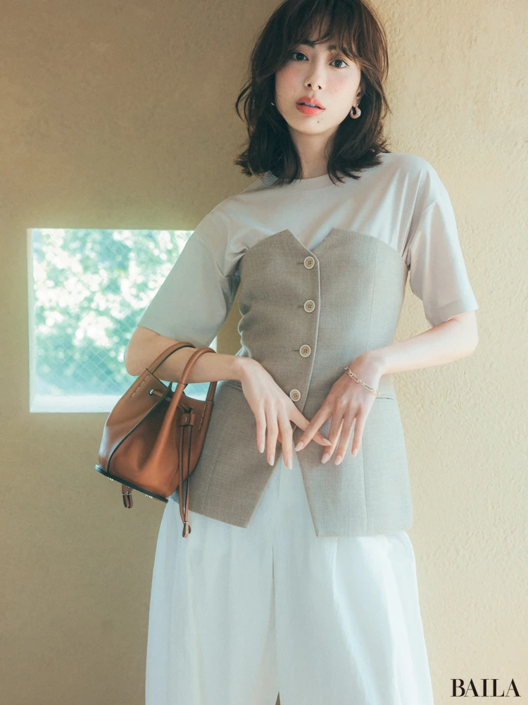 【BEIGE×OFF WHITE】カジュアルTこそ、リッチなベージュ。似た色を重ねてさらに品よく！