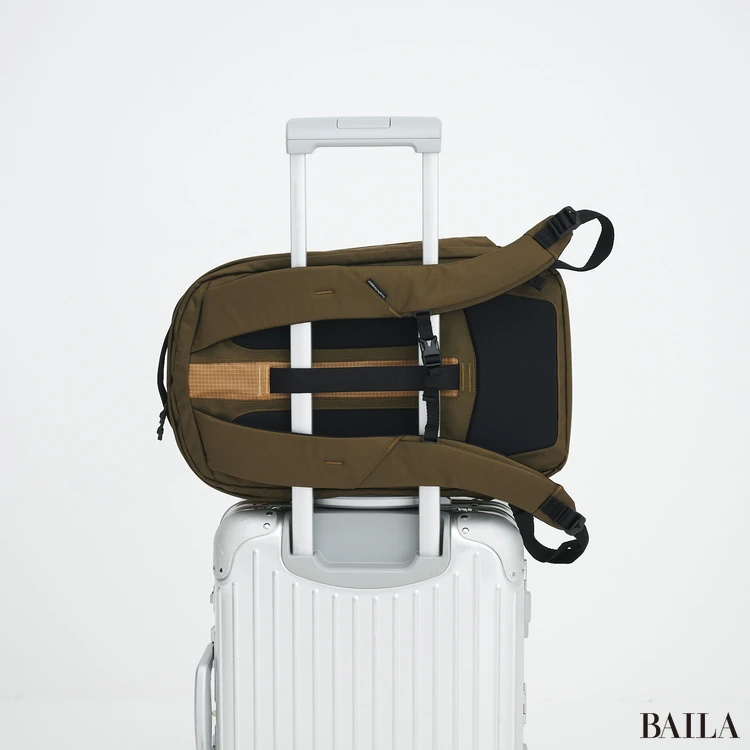 ピークパフォーマンス　リュック　スリーブをキャリーケースにつけた様子