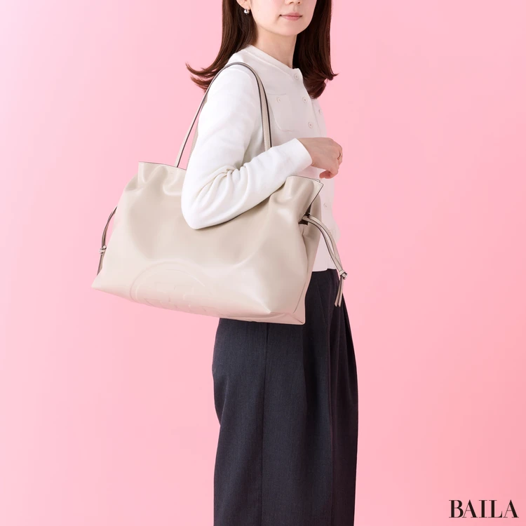 トリー バーチ エラ NATUURA™ ドローストリング トートバッグ サイズ感