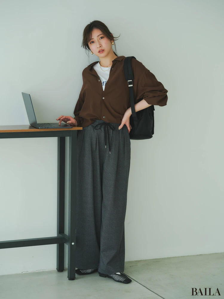 美シルエットのイージーパンツ