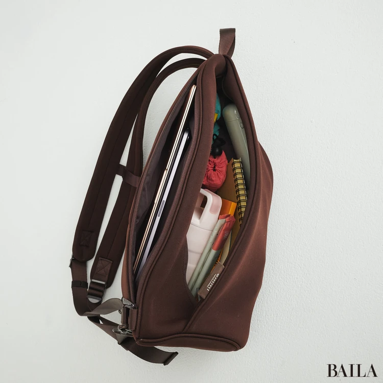 エミ　リュック　収納力　通勤グッズをバッグに入れた様子