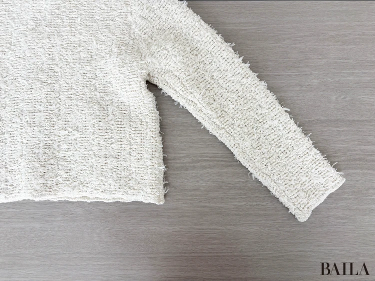 デザイン：ボトムスと高相性の短め丈×カーディガン感覚の軽さ