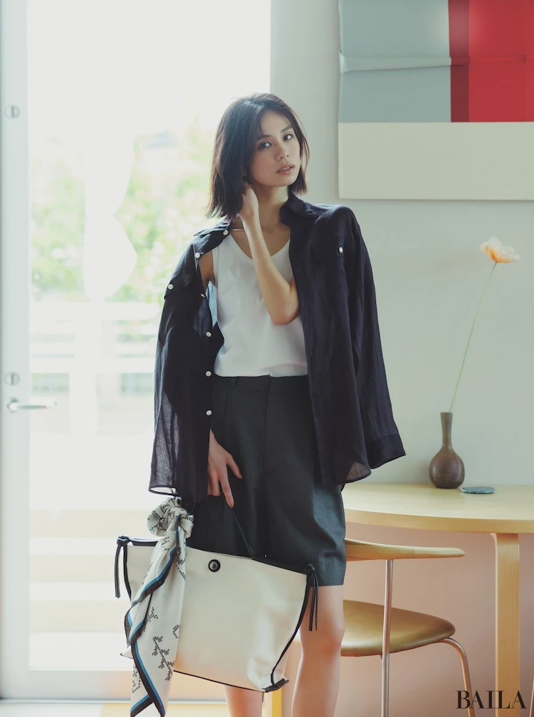 タンクにさらり肩かけしてセンシュアルなムードを