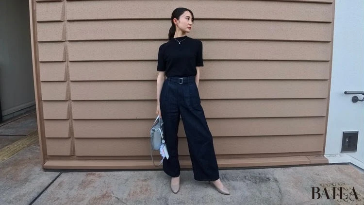今回着回したのはGUの「ライトデニムベルテッドワイドパンツ」