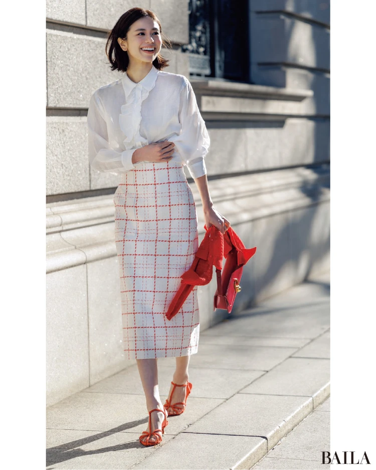 日中も仕事の後の約束も、華やぎシャツがあれば!【BAILA今日のコーデ】