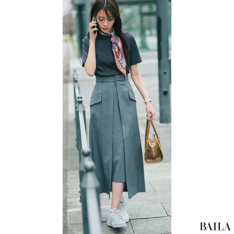 モードなディテールを味方にしたこなれ感たっぷりのワントーン【BAILA今日のコーデ】