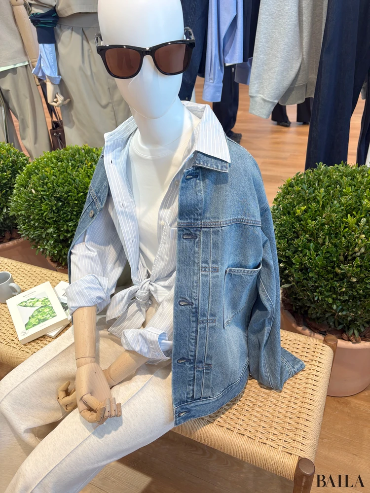 ライトカラーの合わせが爽やかなこちらのマネキンが着ているデニムトラッカージャケット