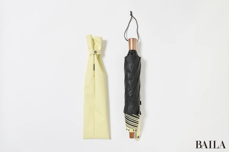 サンバリア100の日傘　折りたたみでもしっかり守る設計。持ち運びやすさとのバランスも魅力