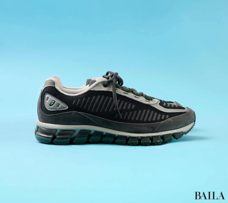 アシックスのスニーカー　GELQUANTMU　歩きやすいスニーカー