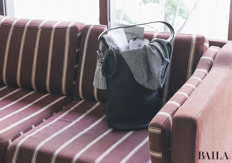 【秋はじめにバッグイン・カーディガンを一枚】上品に映えるキラキラカーディガン4選