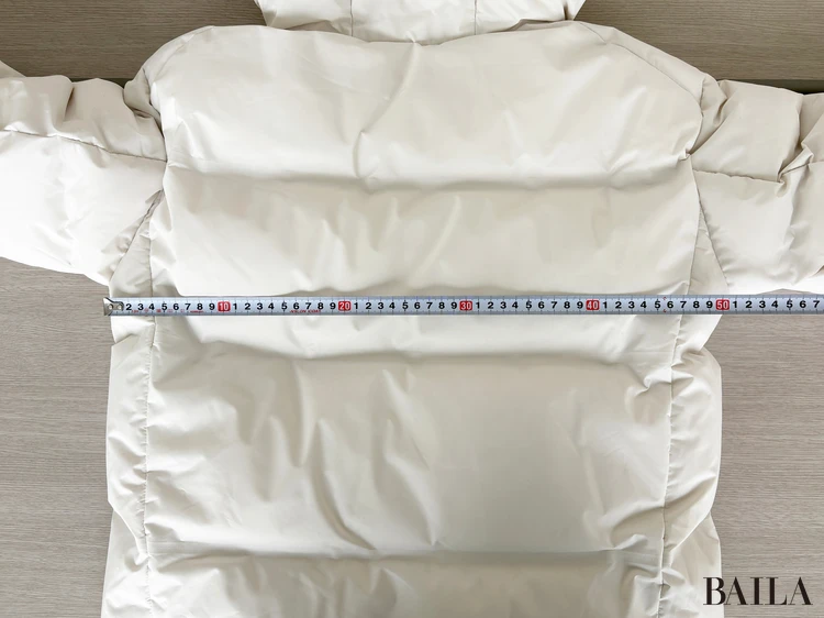 身幅:約50cm 身長162cm ユニクロ ニット 正面 「シームレスダウンパーカ」¥14900 オフホワイト Mサイズ