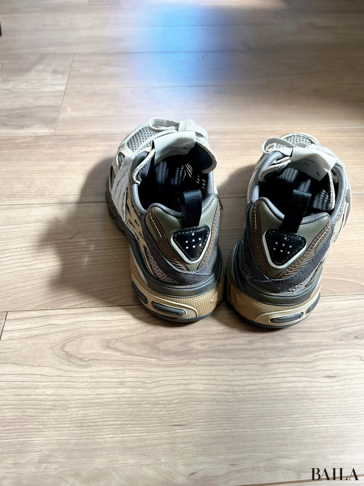 addidas(アディダス)のスニーカーを後ろから