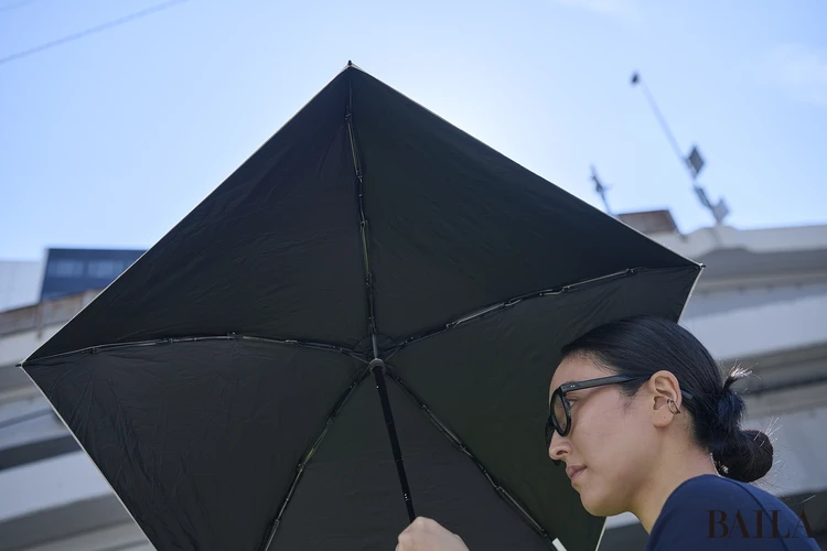 Wpc.の日傘　内側が黒い生地のおかげで、照り返しも90％抑制