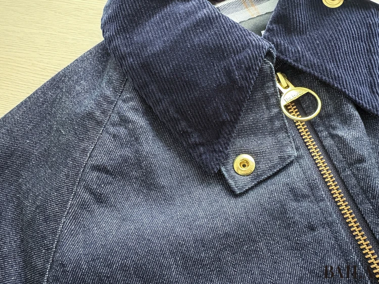 色み：深みのあるインディゴが、大人の装いになじむ