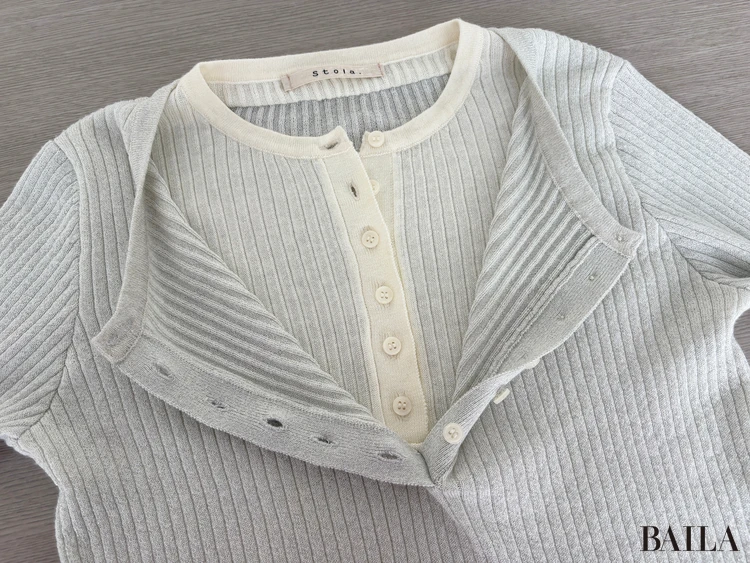 デザイン：レイヤード風リブ×ヘンリーネックで大人のこなれ感