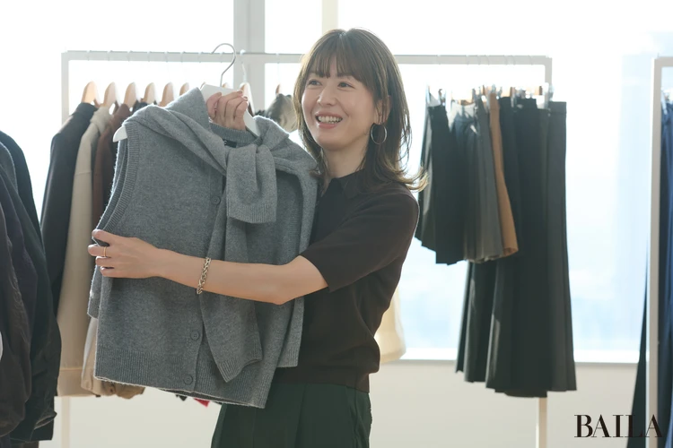 ユニクロシー秋新作「カシミヤリラックスVネックセータースカーフつき」の全体