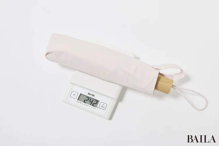 ユニクロ　約240gの軽量設計！バッグに入れても負担になりにくいコンパクトさ